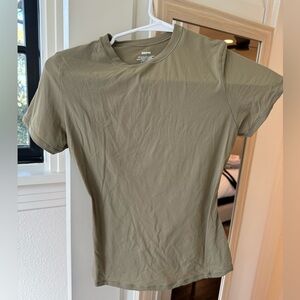 Skims Fits Everybody t-shirt in army green color💚